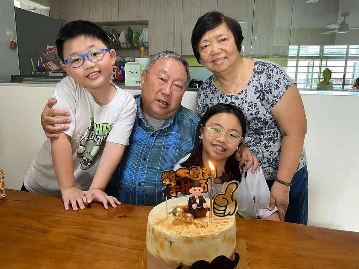 雅乐和杰明为去年12月过生日的外公庆生。（受访者提供）