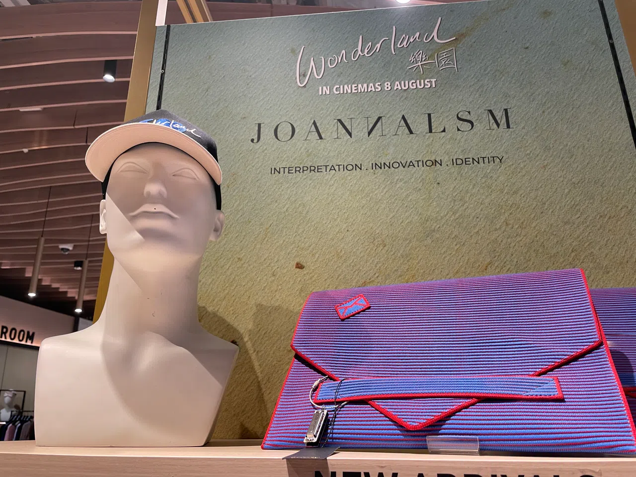 Joannalsm将信封与口琴结合，设计出这款深具寓意的信封造型手拿包。（林方伟摄）
