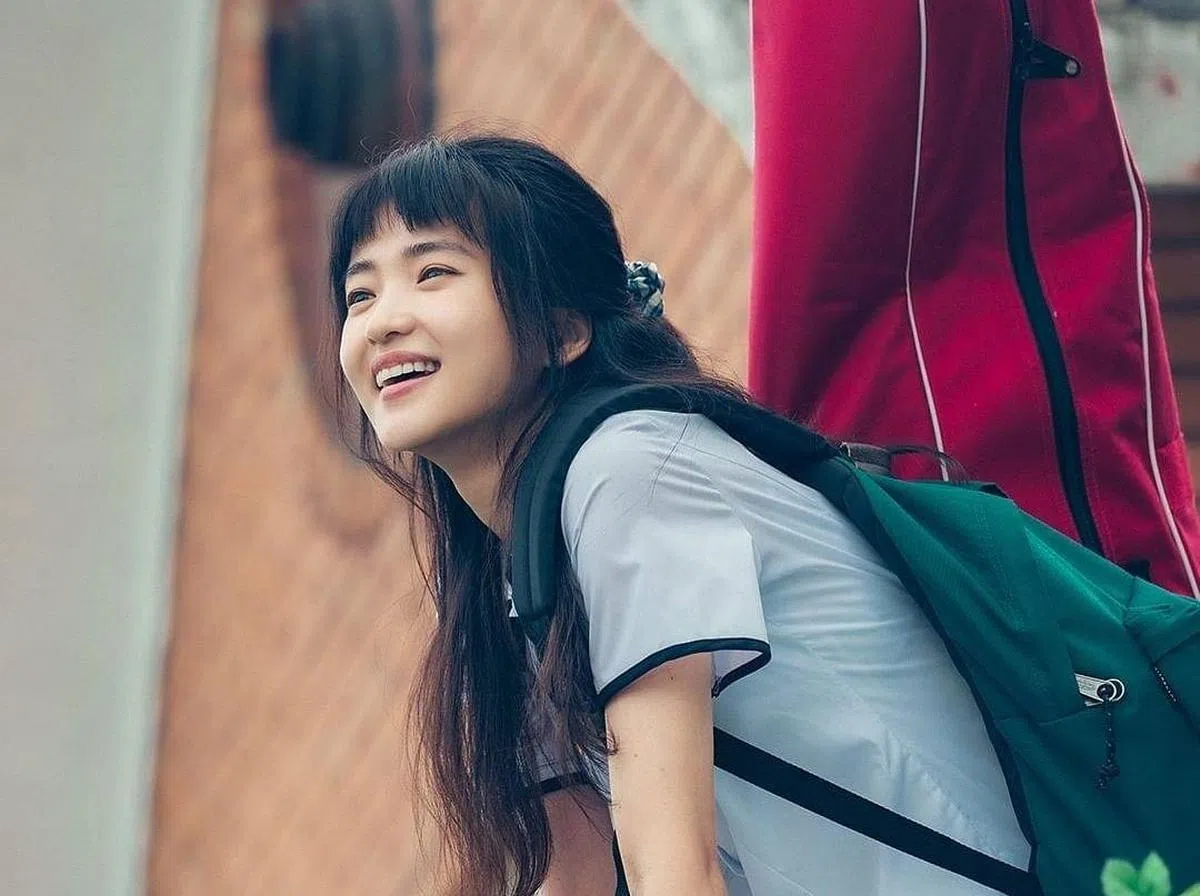 金泰梨饰演青春逼人的18岁少女，无法让人相信她已经32岁。（互联网）