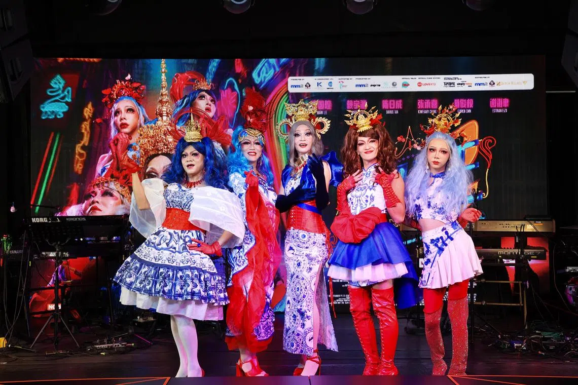 陈日成（左起）、赖宇涵、李国煌、陈俊权和张承喜字啊《男儿王2》是取名“Queens”的变装皇后组合。（龙国雄摄）