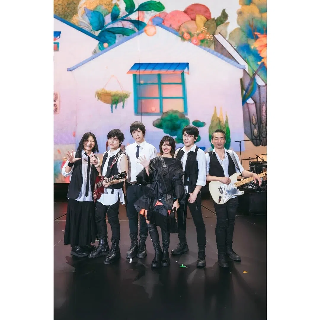 孙燕姿（左四）担任五月天新加坡演唱会第二晚嘉宾。（取自孙燕姿IG）