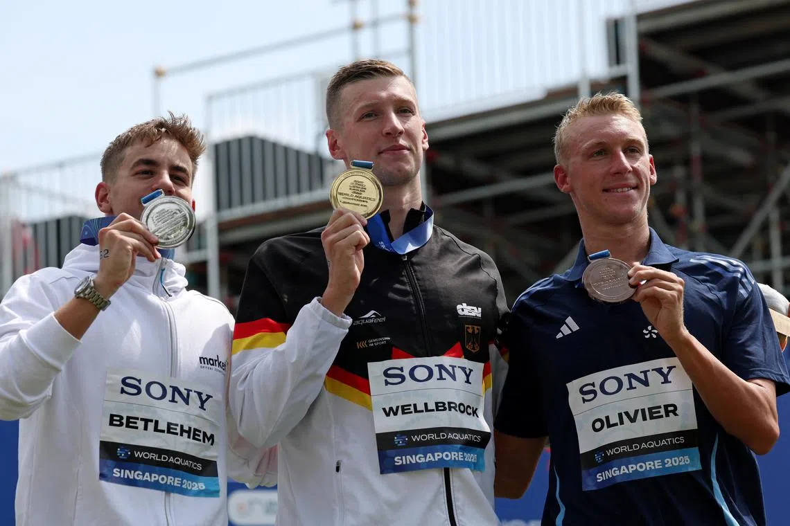 匈牙利泳将大卫·拜特莱海姆（左）和法国泳手马克—安托万·奥利维耶（右）分别获得银牌和铜牌，德国选手维尔布洛克（中）摘金。（路透社）