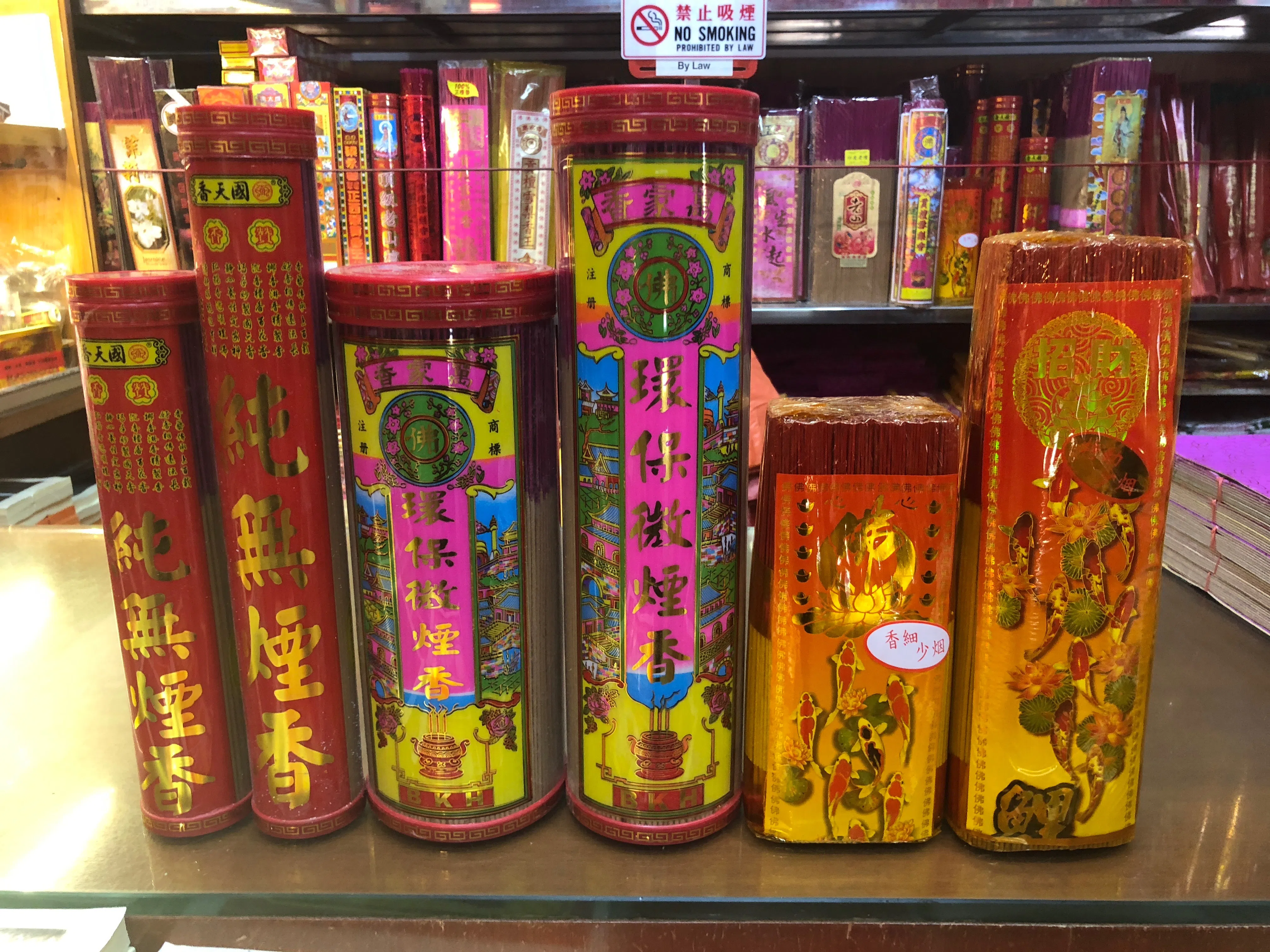 以萬家香的销售情况来说，环保香支最受顾客青睐。（档案照片）