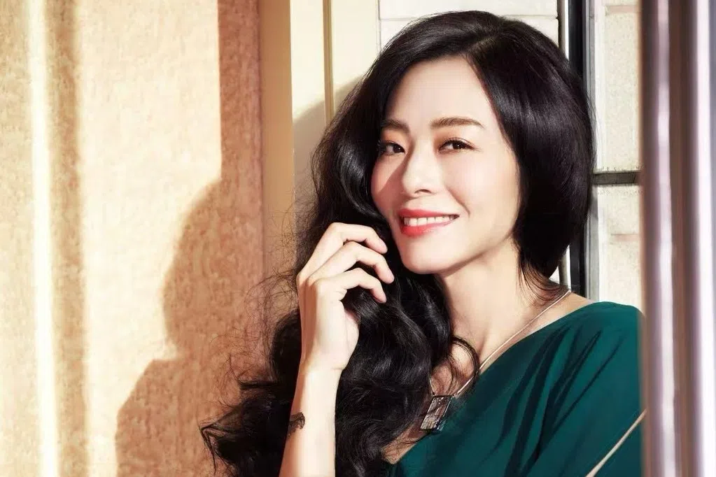焦媛喜夺白玉兰奖 赞新加坡如知己闺蜜般熟悉