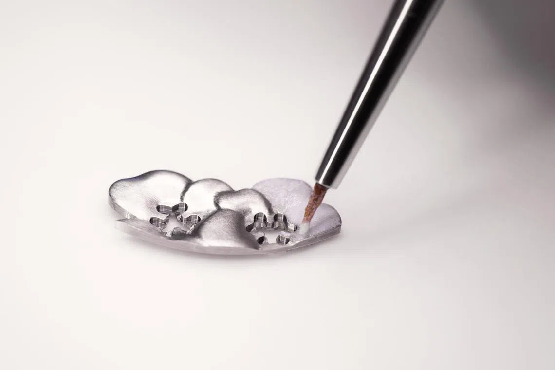 浮雕珐琅工艺赋予花朵灵动的光泽。（梵克雅宝提供）