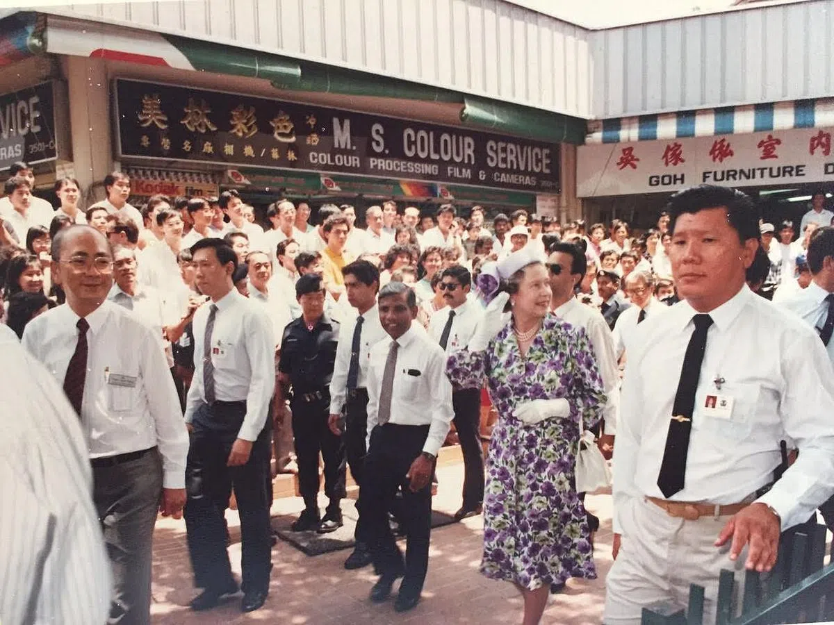 伊丽莎白女王1989年走访宏茂桥中心，引来公众围观。（受访者提供）