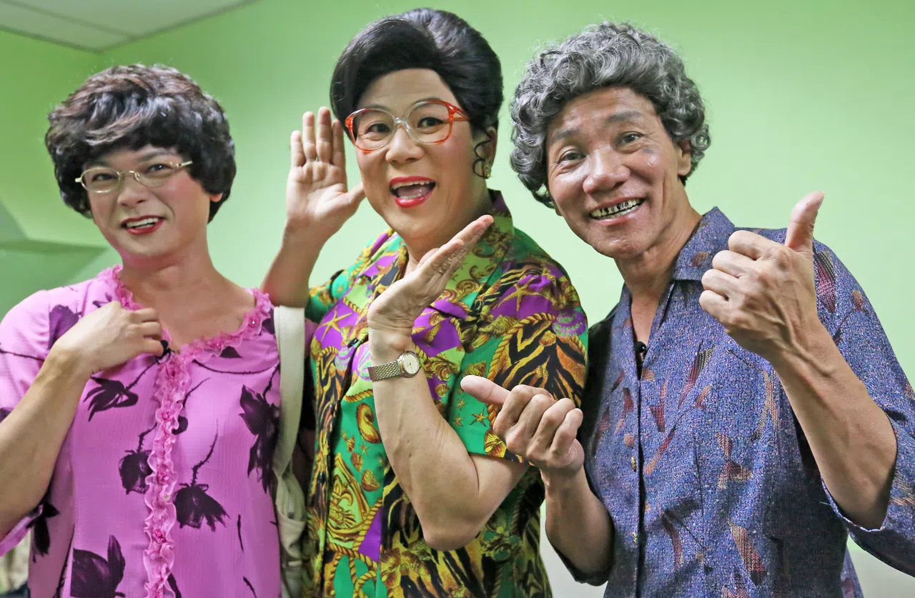 梁志强扮演“梁细妹”（中）的时候常被人说像妈妈。（档案照）