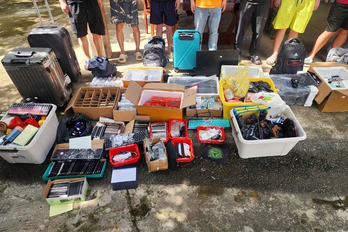 今年6月27日至10月14日，柬埔寨当局在全国18个省市针对网络诈骗犯罪展开近百次联合执法行动，并逮捕大批涉案人员。7月17日，执法人员突袭上丁省（Stung Treng）一处诈骗中心后，起获大批设备和逮捕一批嫌犯。（法新社）