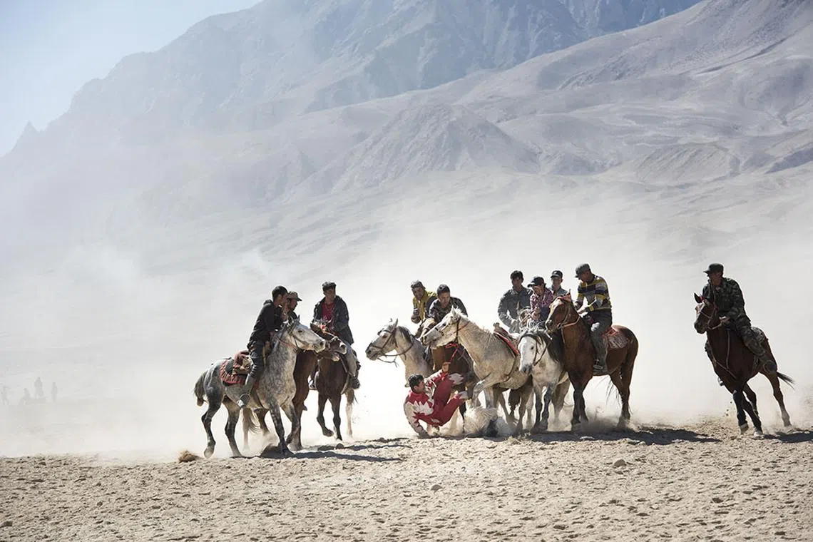 7.队友半路遭袭击，被撞得翻落马背，跌个四脚朝天。（叶文基摄）