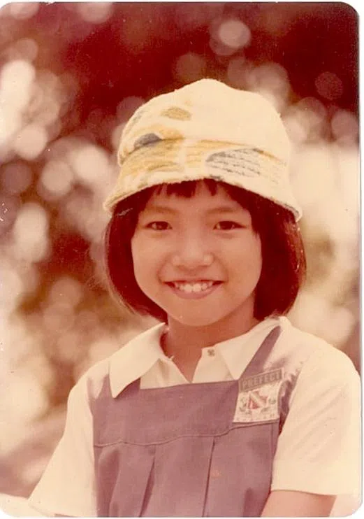 陈淑珊小学和中学时光都在圣尼各拉女校度过。图为她八岁穿校服的样子。（受访者提供）