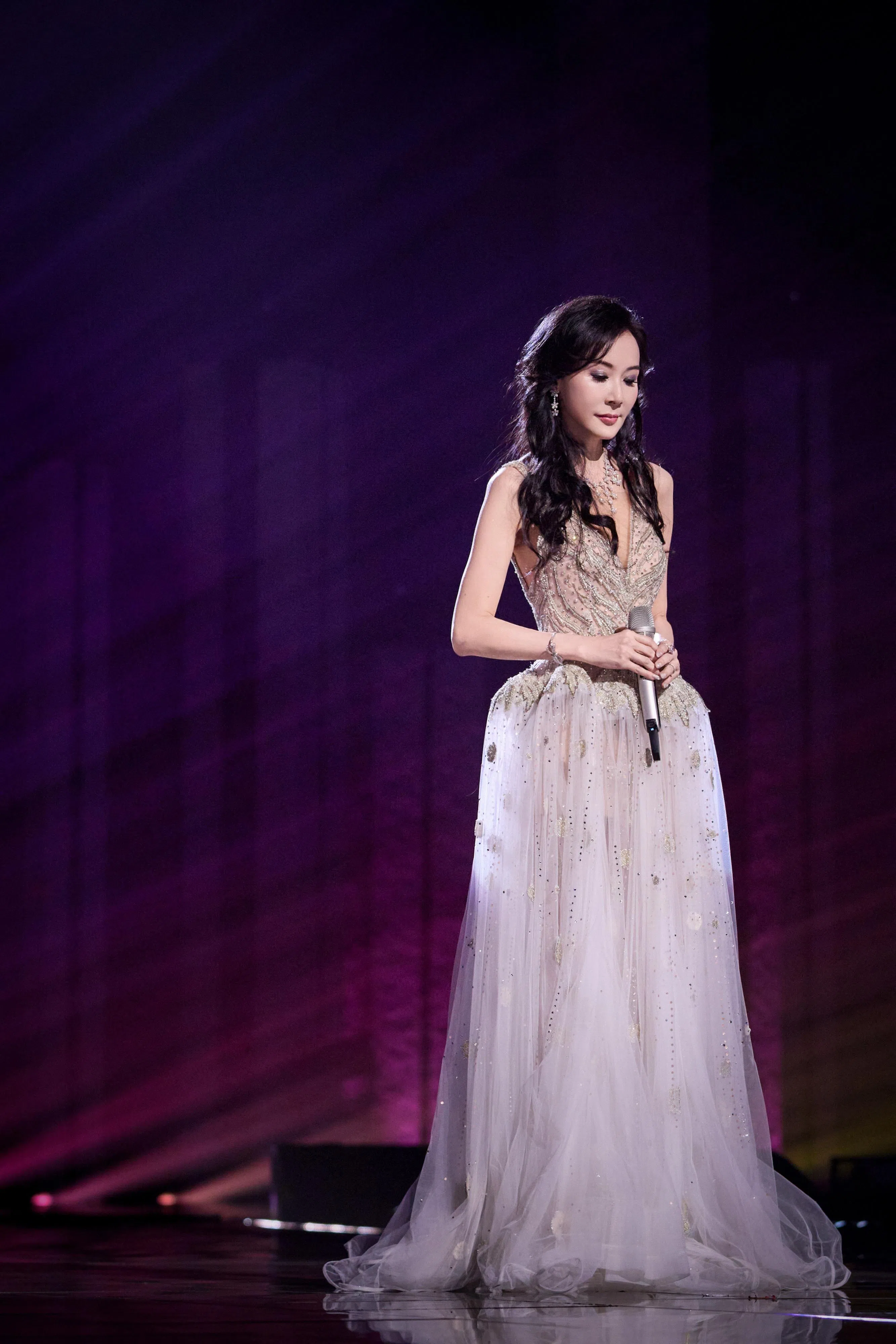 萧蔷自嘲“上古神登”的年龄梗在网上引起热度。（取自《乘风2026》微博）