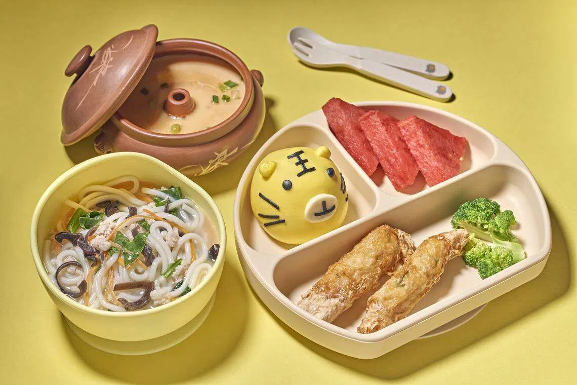汽锅蒸蛋虾卷套餐，搭配主食三鲜鸡汤米线，是记者的首选。（云海肴提供）