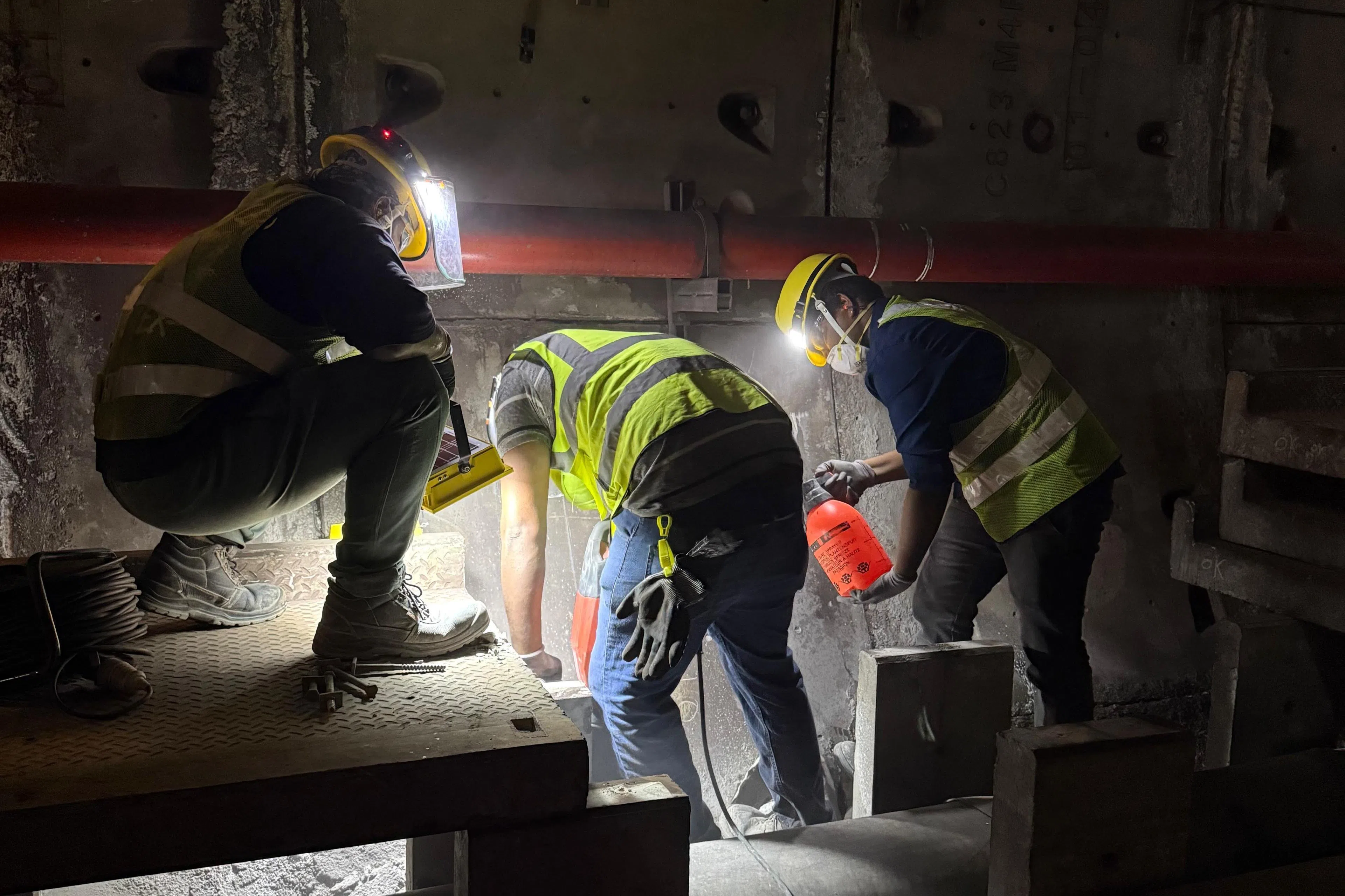 工程人员在环线结束服务后，开始在隧道内安装支撑钢板的托架。（陆交局提供）