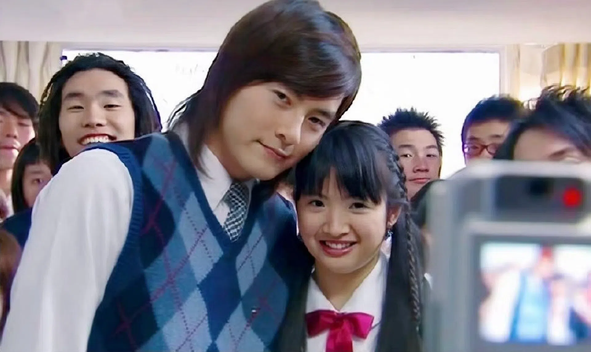 林依晨（右）与郑元畅凭借《恶作剧之吻》打开知名度。（互联网）