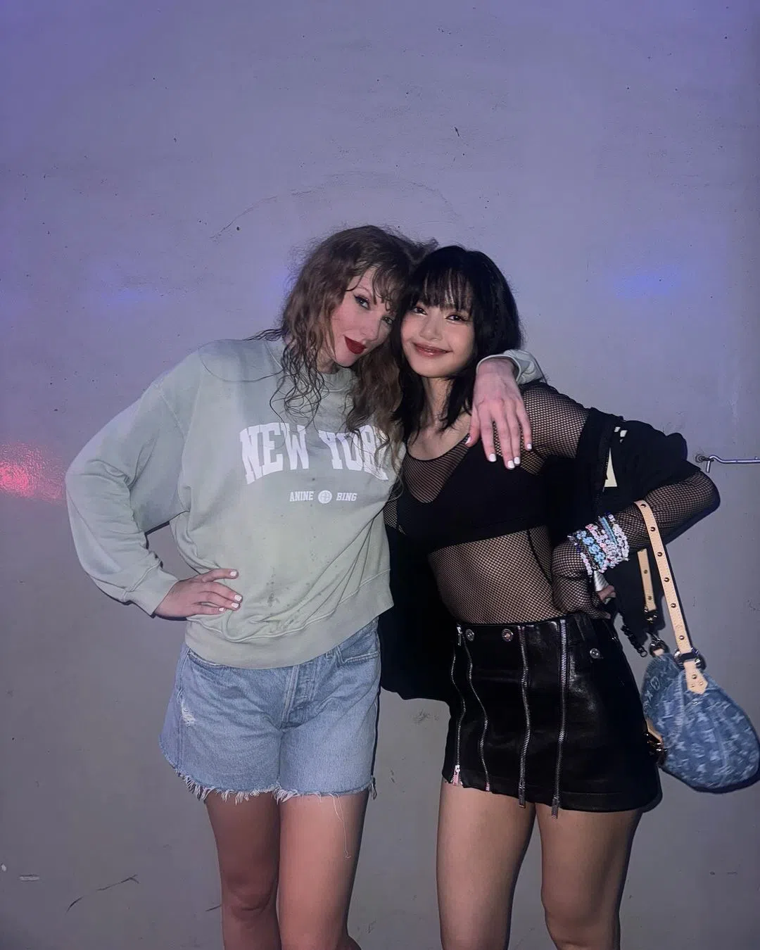 Lisa（右）在IG贴出与泰勒丝的合照。（取自Lisa IG）