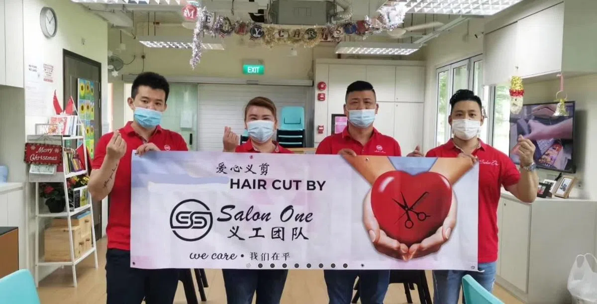 谭雅文发动员工到三巴旺为邻里贫困人士义剪。（商家提供）