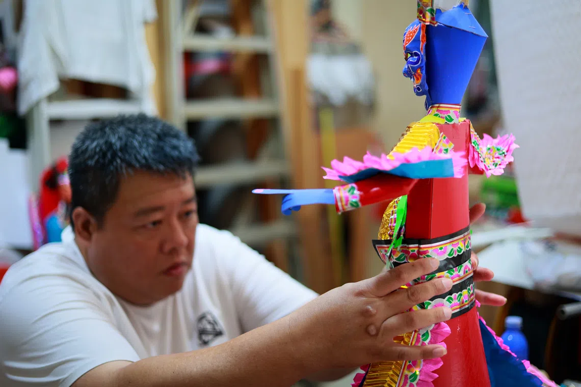 陈贵财多数时候是一个人与纸扎品独处。（龙国雄摄）