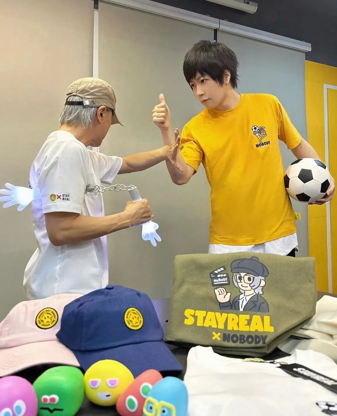 周星驰（左）和阿信趣味互动。（取自周星驰IG）