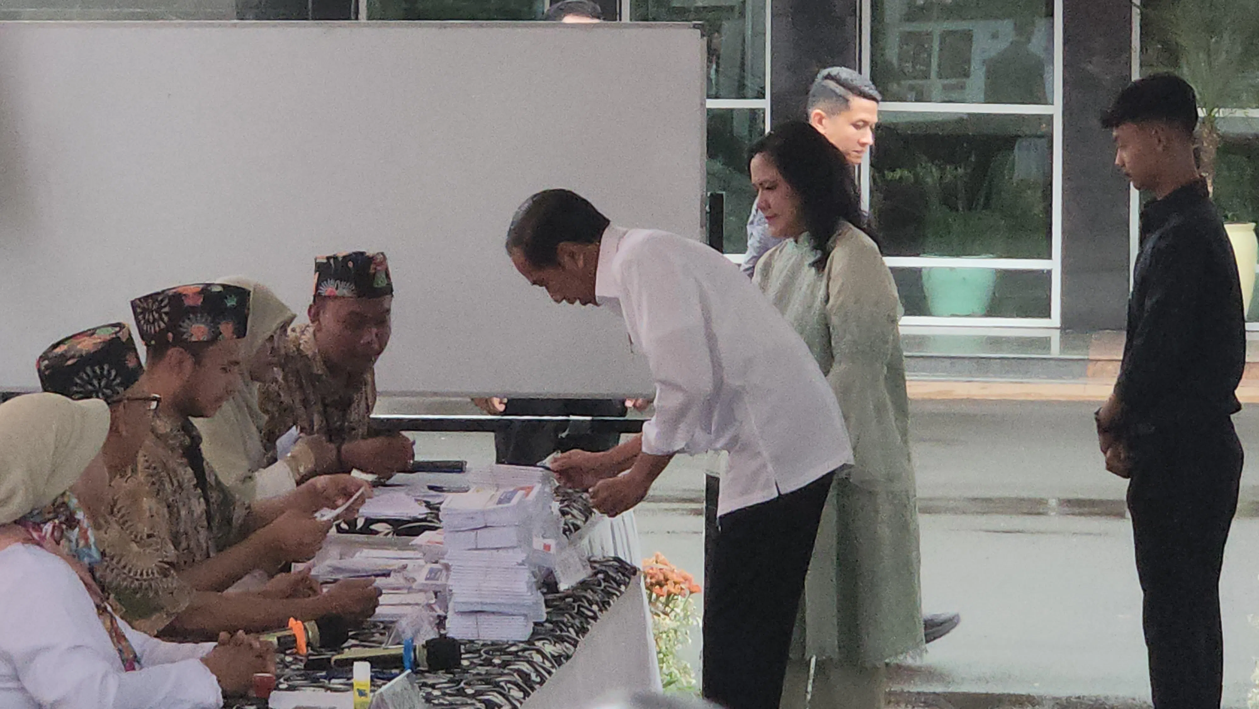 佐科（右三）和伊莉亚娜（右二）星期三上午在位于国家行政机构的投票站进行登记。（蓝云舟摄）