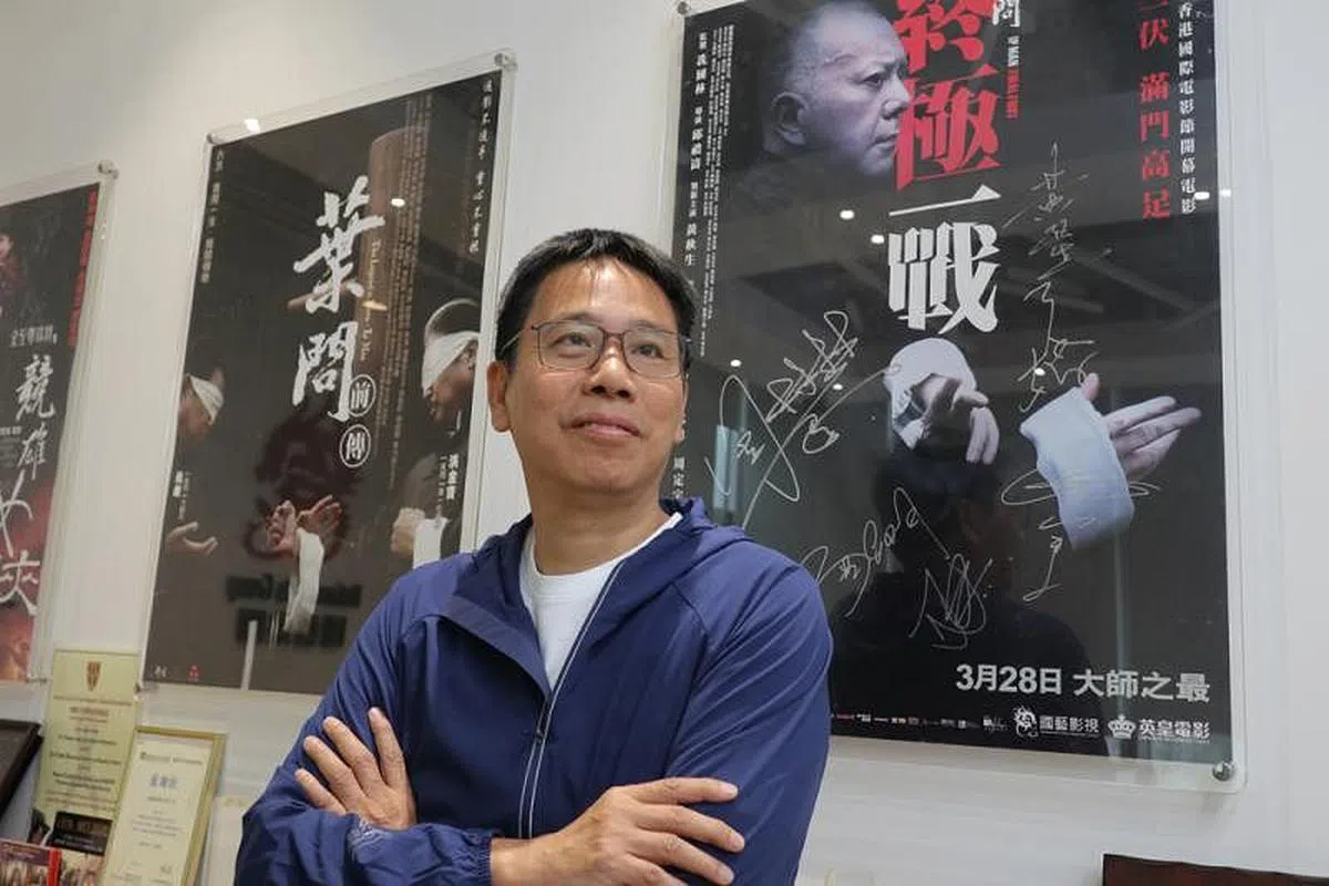 冼国林是香港艺人王祖蓝的舅父，也是咏春拳叶问之子叶准之徒弟，曾制作电影。他近年转型成为意见领袖，于网上评论时政，属“深蓝”阵营人士。（互联网）