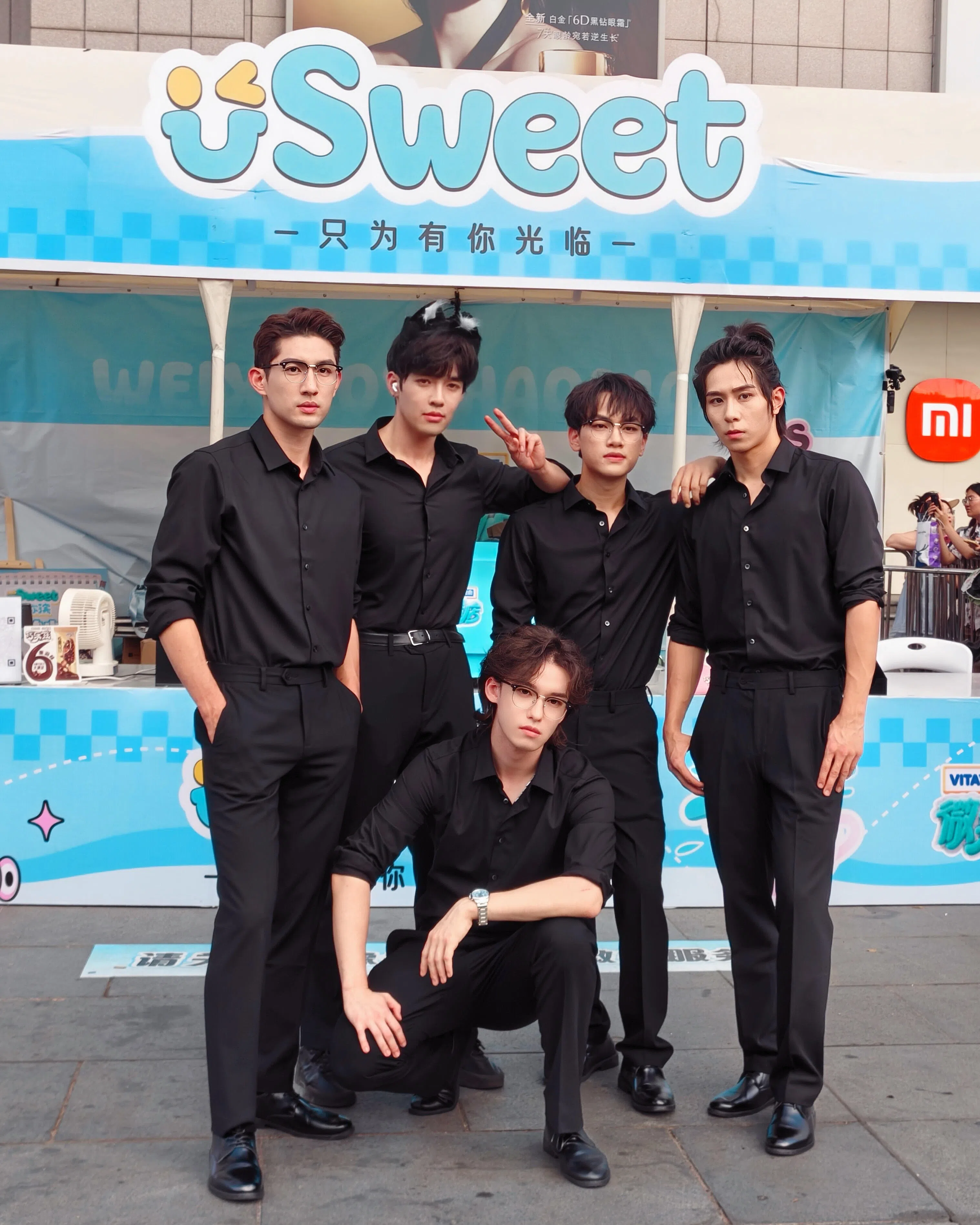 孙政（左）在《微笑一号店》中与吴梓濠（左二起）、刺痛、陈沐承和聂杰铭（下排）一起并肩作战。（取自孙政小红书）