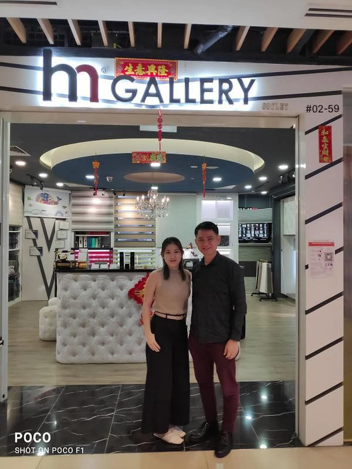 H M Gallery自2010年走入商场；这是林建发和女儿林棓舢在裕廊东IMM商场店面前的合照。