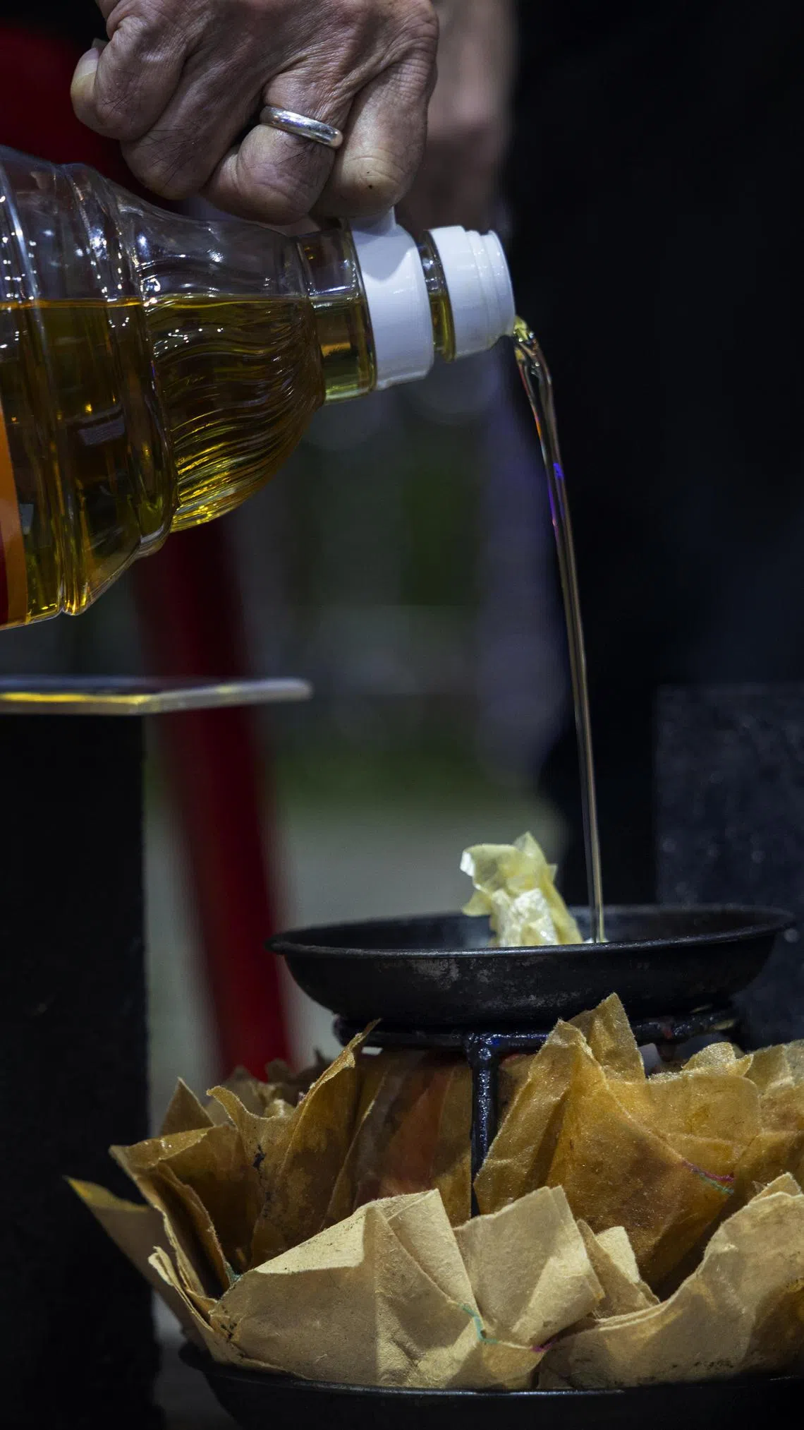 破地狱仪式开始前，先在布阵中央的容器内倒油，烧热后再喷水以制造火焰效果。（龙国雄摄）