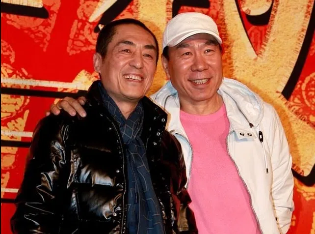 张艺谋（左）和张伟平原是合作无间好兄弟，后来却反目老死不相往来。张伟平后来更大爆周润发当年拍《满城尽》时的咋舌条件。（互联网）