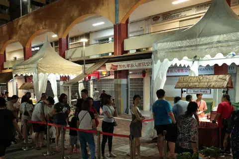 邻里跨年现场 公众排队两小时领不到食物引纠纷