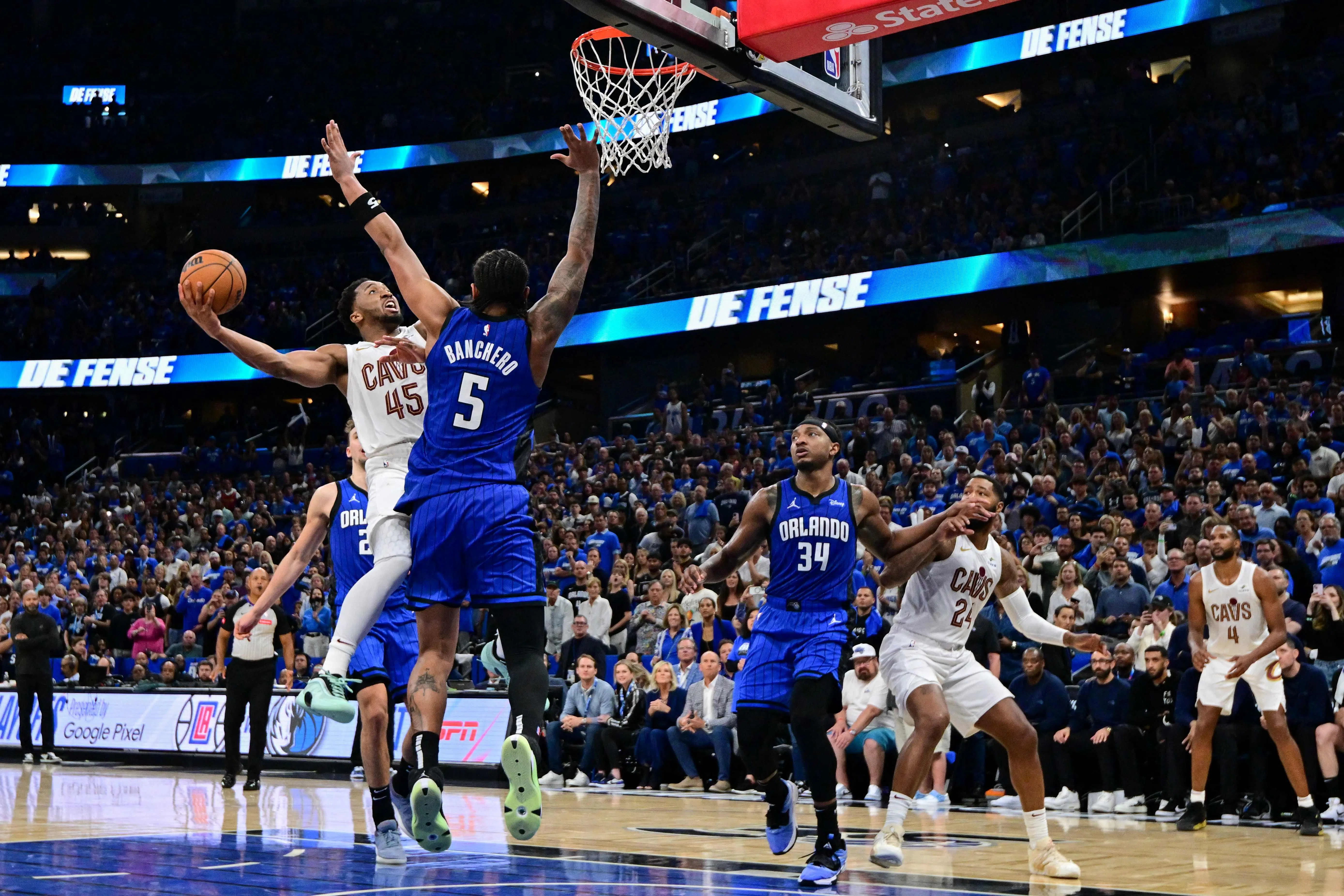 骑士后卫米切尔（45号）空砍50分，球队最终不敌魔术。（法新社）