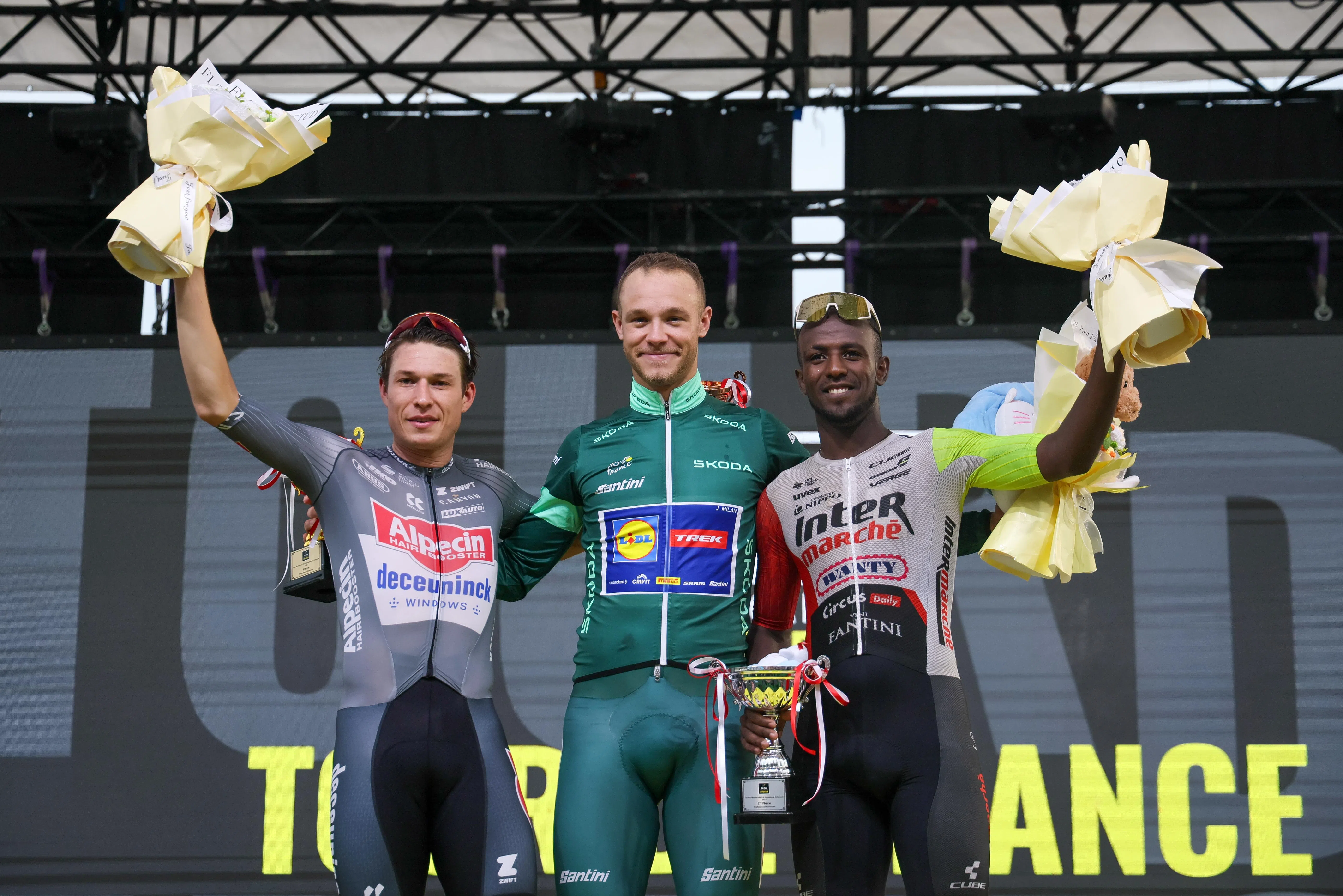 意大利车手米兰（中）在第四届环法新加坡绕圈赛夺冠，比利时名将菲利普森（左）和厄立特里亚选手吉尔梅（右）分获亚季军。（张俊杰摄）