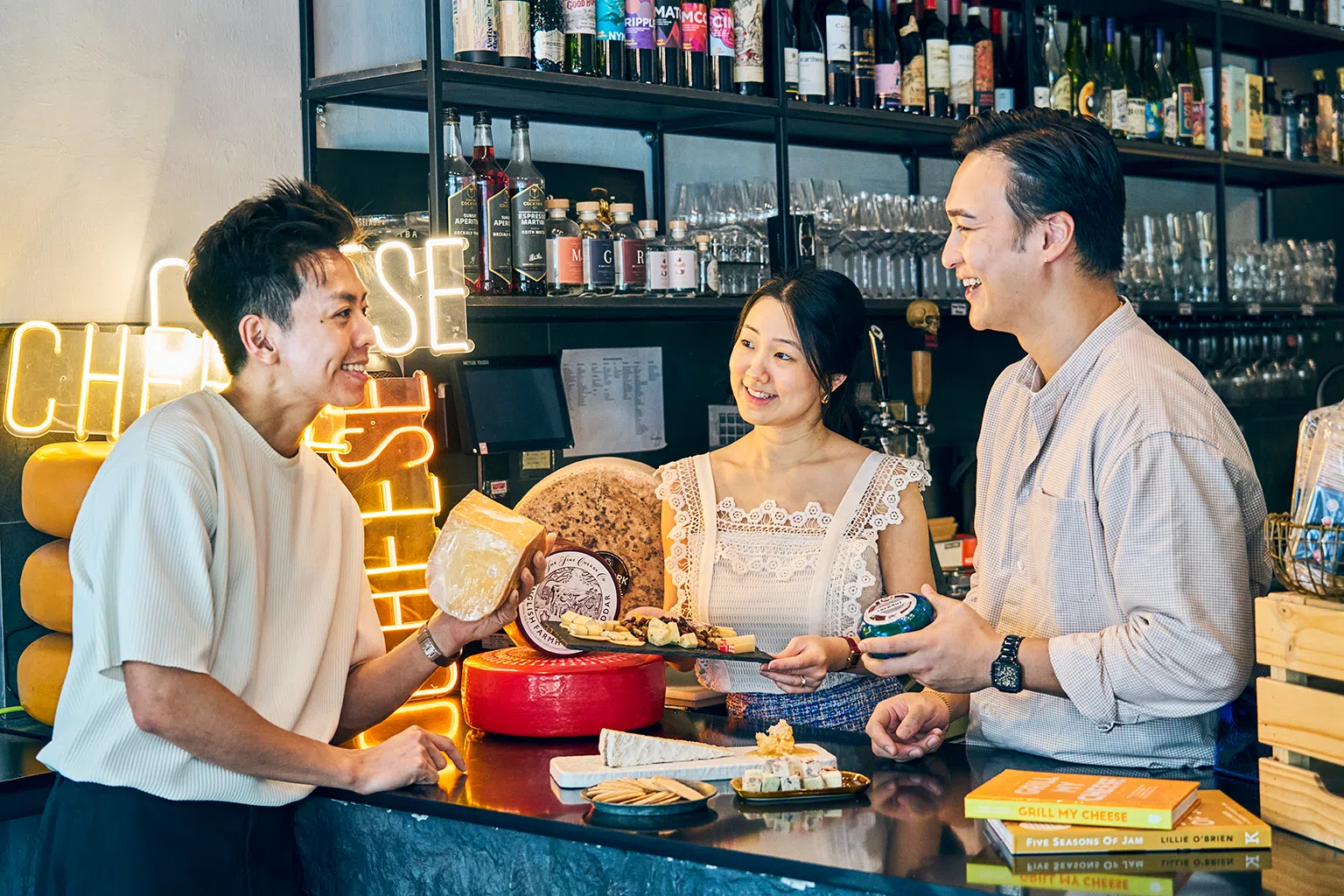 乳酪精品店Cheeselads的三位创始人（左起）陈俊澔、李芷玮和刘玮良都表示庆幸员工们无需经历系统改革，因为三人创业初期已尝尽“未数码化”的苦头就决定尽早落实数码化。(图/新报业媒体）