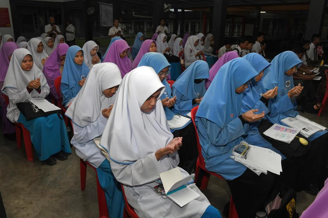 在槟城一所政府中学，女生的校服就有传统的蓝白色，以及蓝色和紫色等三种。（马新社）