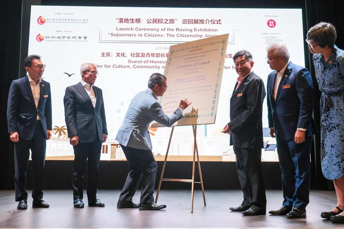 文化、社区及青年部长兼律政部第二部长唐振辉（左三）星期一为新加坡中华总商会推出的“落地生根：公民权之旅”巡回展进行推介。台上左起：中华总商会副会长吴绍均、名誉会长蔡天宝博士、总商会会长高泉庆、名誉会长蔡其生和董事李慧玲。（张俊杰摄）