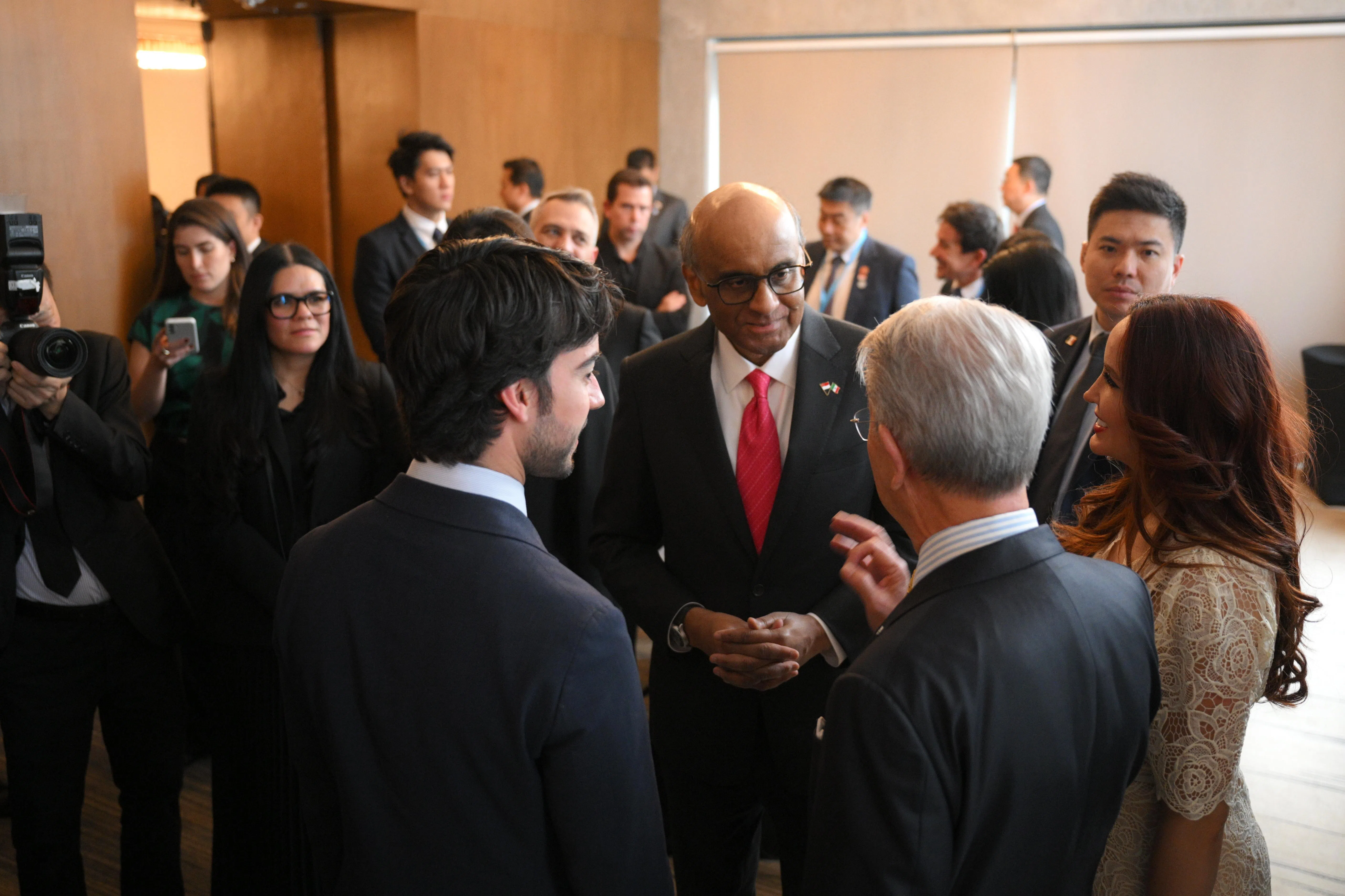 尚达曼总统（中）与出席新加坡—墨西哥商务论坛的墨西哥企业代表交流。（海峡时报）