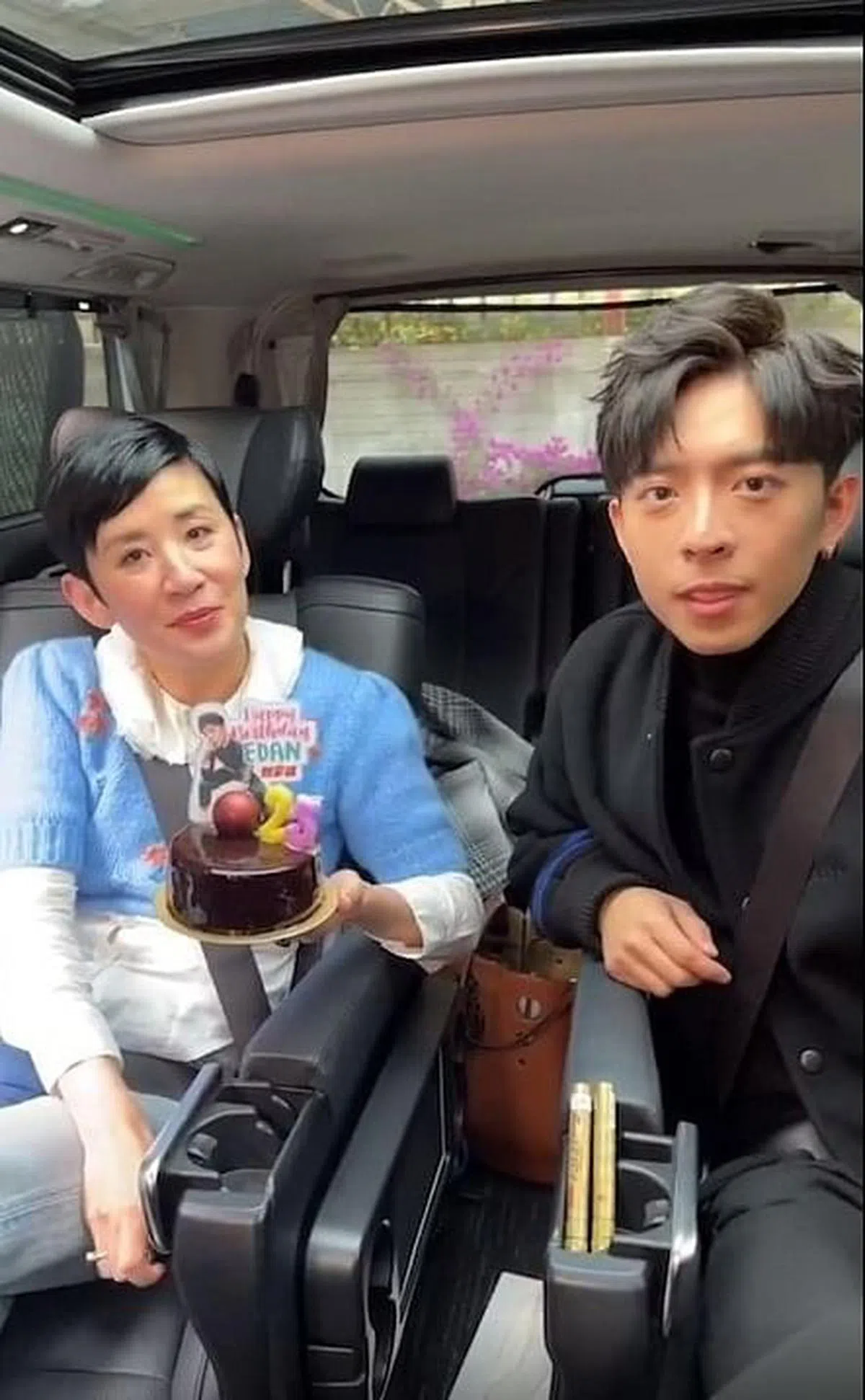 吴君如曾与吕爵安（右）一起合作电影《阖家辣》。（图/互联网）