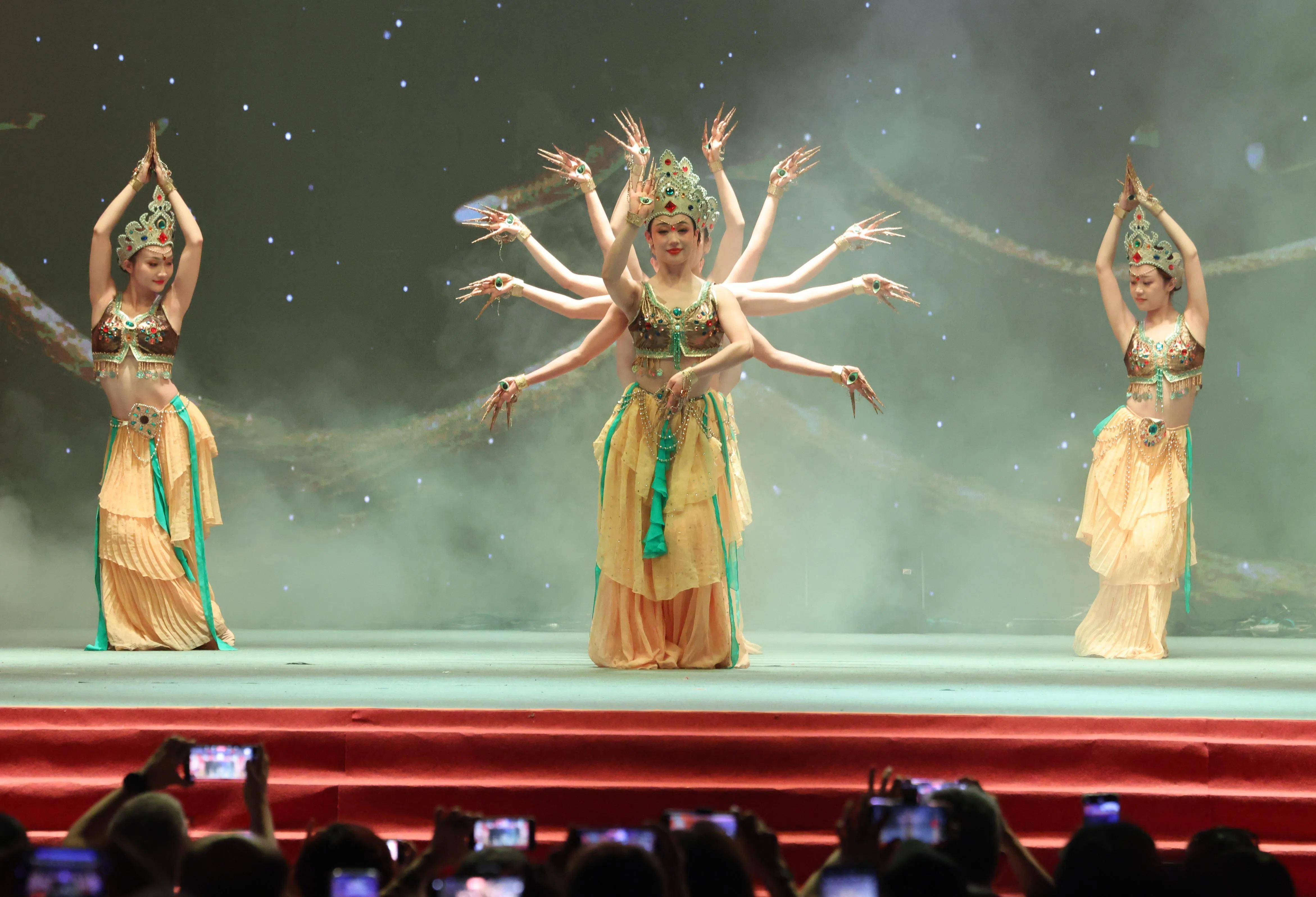 来自中国甘肃省歌剧院的舞者初二（2月18日）为观众呈献舞蹈《千手观音》，以优美端庄舞姿，将敦煌莫高窟壁画的风采，展现在观众眼前。（梁麒麟摄）