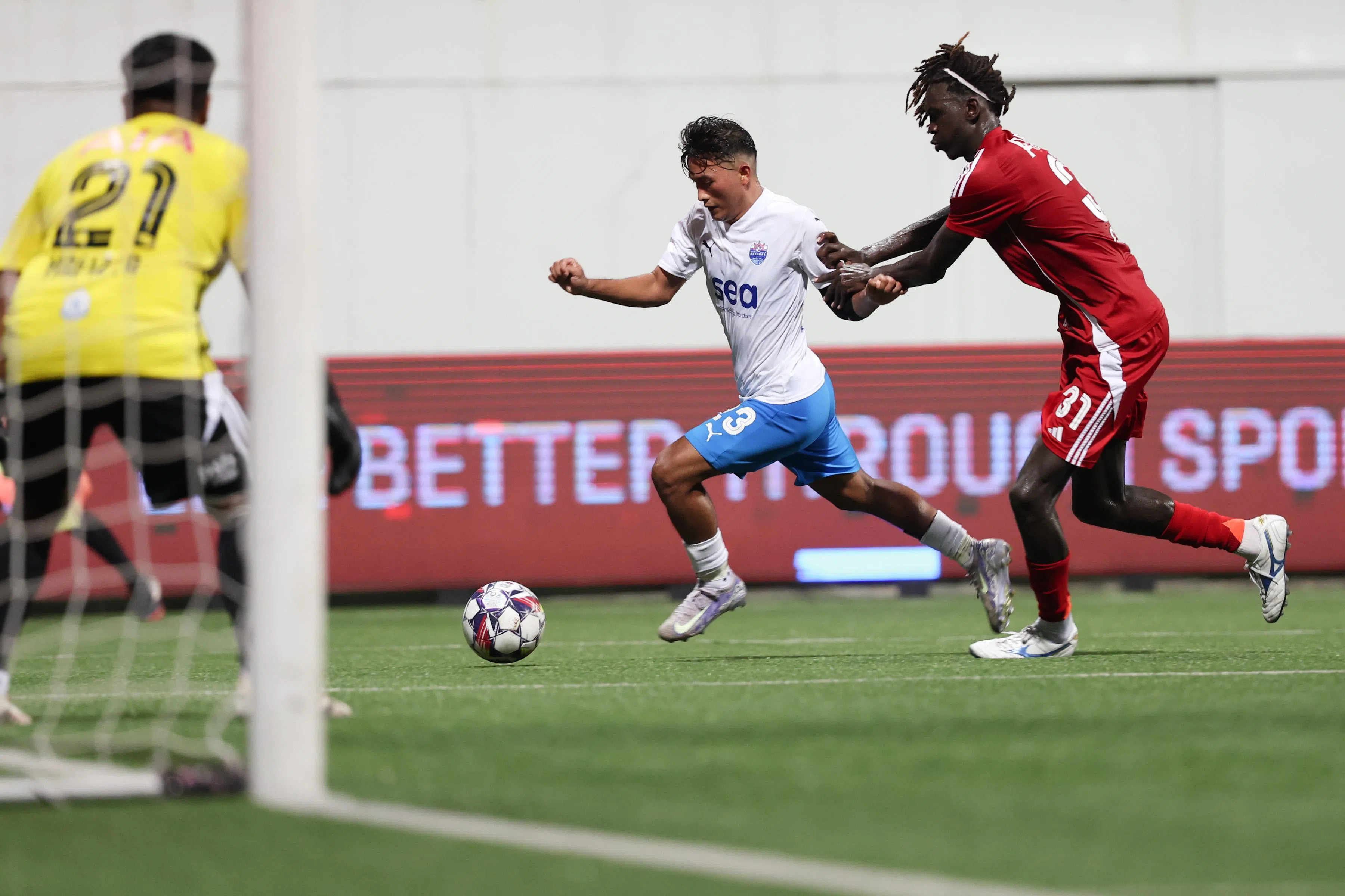 狮城水手边锋海卡尔（中）在比赛中面对马里士他卡沙后卫彻尔登的拼抢。（蔡家增摄）