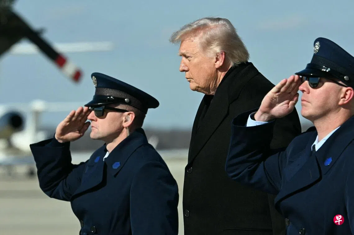 用“厌战”或“好战”的简单二分法来衡量特朗普的战争观，本身就犯了非黑即白的逻辑错误。作为超级大国的总统，要捍卫美国的全球安全利益，不可能完全放弃军事手段。图为3月18日，特朗普在马里兰州安德鲁斯联合基地走下空军一号。 （法新社）