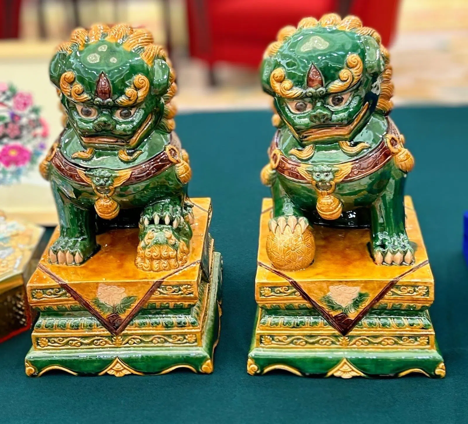 我国国防部长黄永宏医生透露，中共中央军委副主席张又侠亲自挑选了一对由工匠在1000多年前晋朝官用窑厂中烧制的琉璃狮子相送。（取自黄永宏脸书）