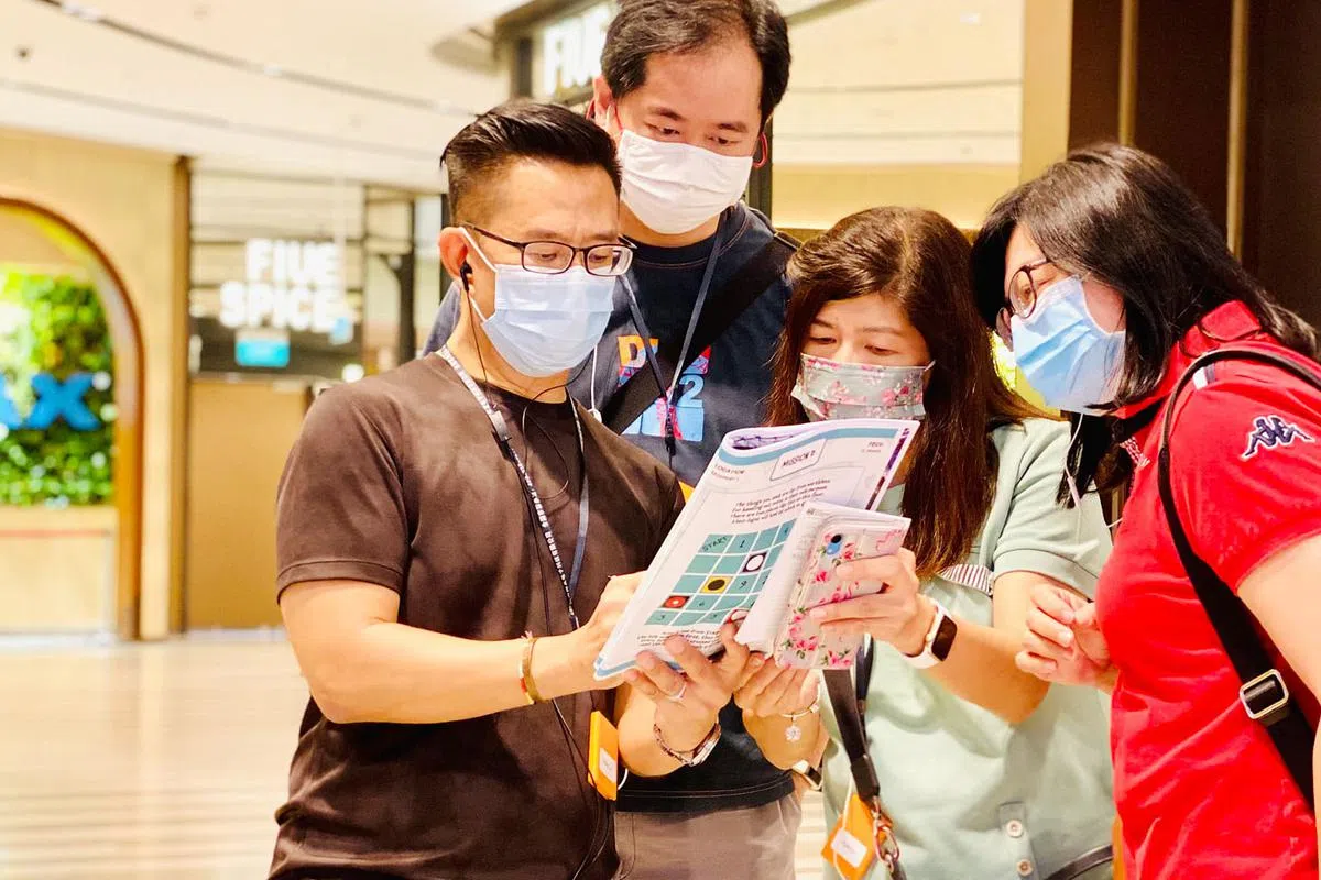 星耀樟宜盗窃案游戏活动老少咸宜，9岁以上即可参加。注：拍摄时有遵守安全社交距离规定。（图／TRIBE TOURS提供）