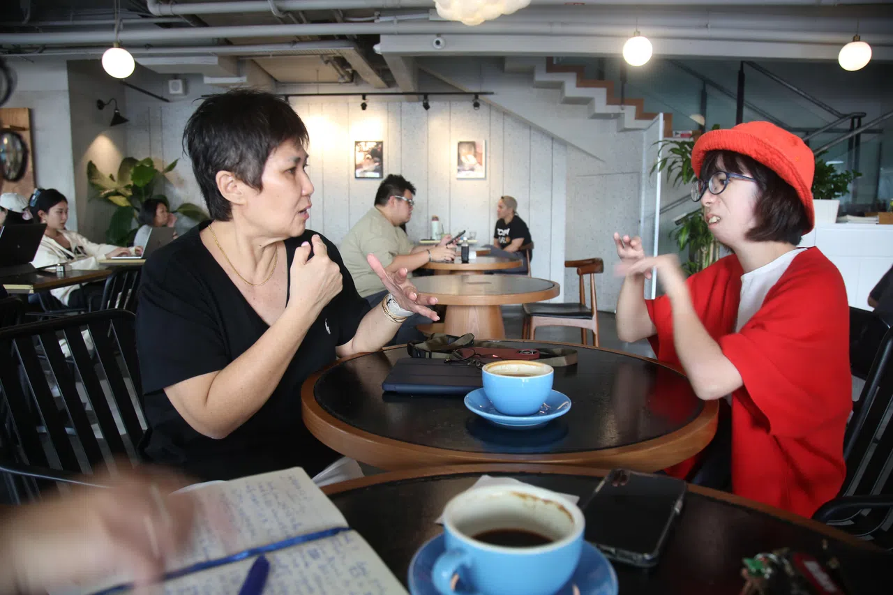 妈妈胡英莲（左）是林毅晴的耳朵、眼睛。（特约陈福洲摄）