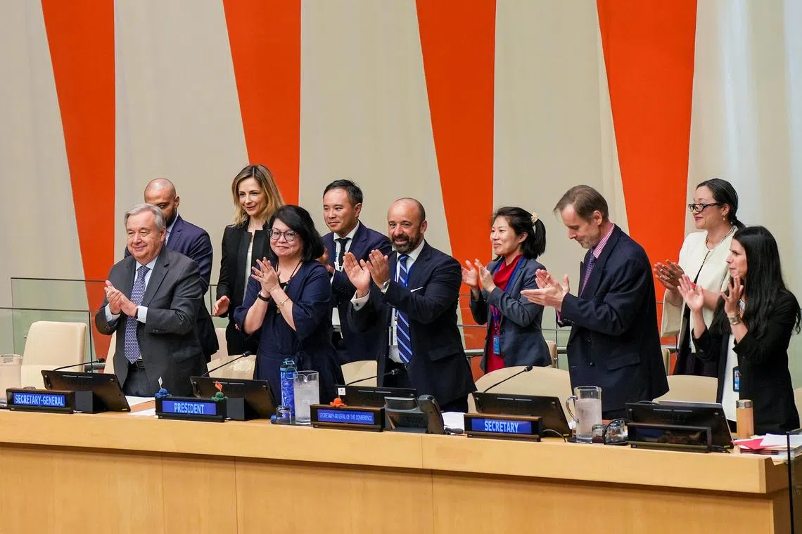 陈惠菁（前排左二）2018年受委为联合国公海生物多样性公约政府间会议主席。（新加坡外交部提供）