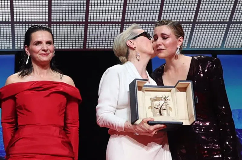 Meryl Streep亲吻评审团主席Greta Gerwig（右），一边的Juliette Binoche也向她表白。（路透社）