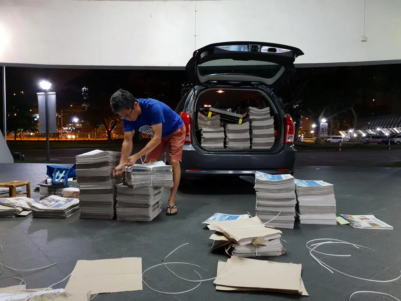 何益华从事派报工作40多年，经历过许多重大事件，如2003年的沙斯（SARS）疫情，但这些大风大浪都不比2020年因冠病疫情而实施的阻断措施所造成的冲击大。（白艳琳摄）