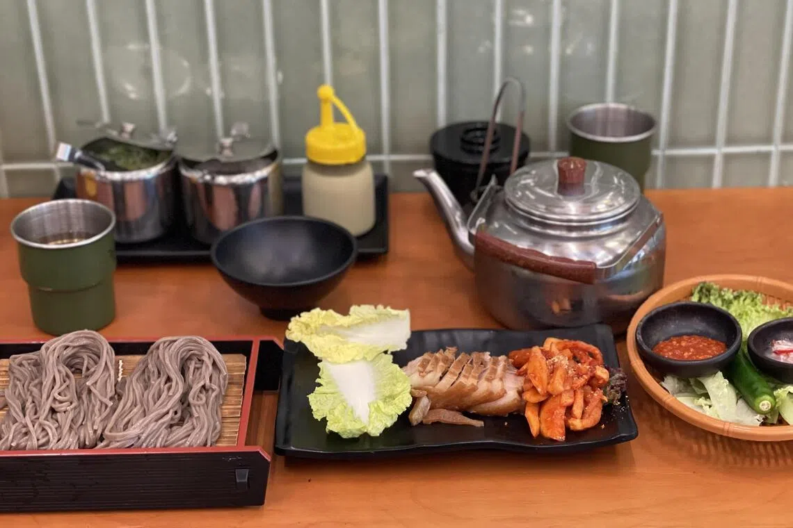 “光化门美进”午餐套餐，主打荞麦冷面，搭配韩式菜包五花肉。（黄靖晶摄）