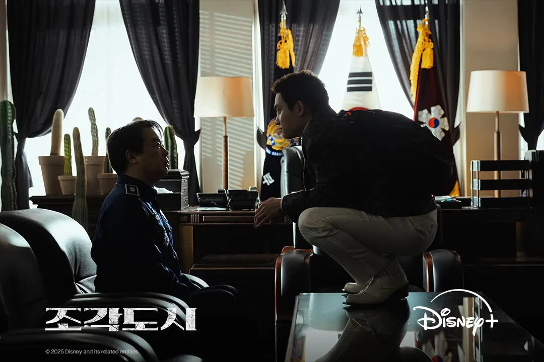 都敬秀（右）在剧中饰演诡计多端的富二代，公然挑衅警官。（取自Disneypluskr IG）