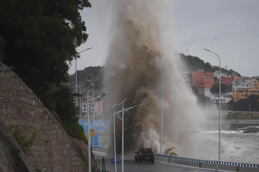 台风“巴威”浙江登陆超200万人转移 中国时隔两年再发暴雨红色预警