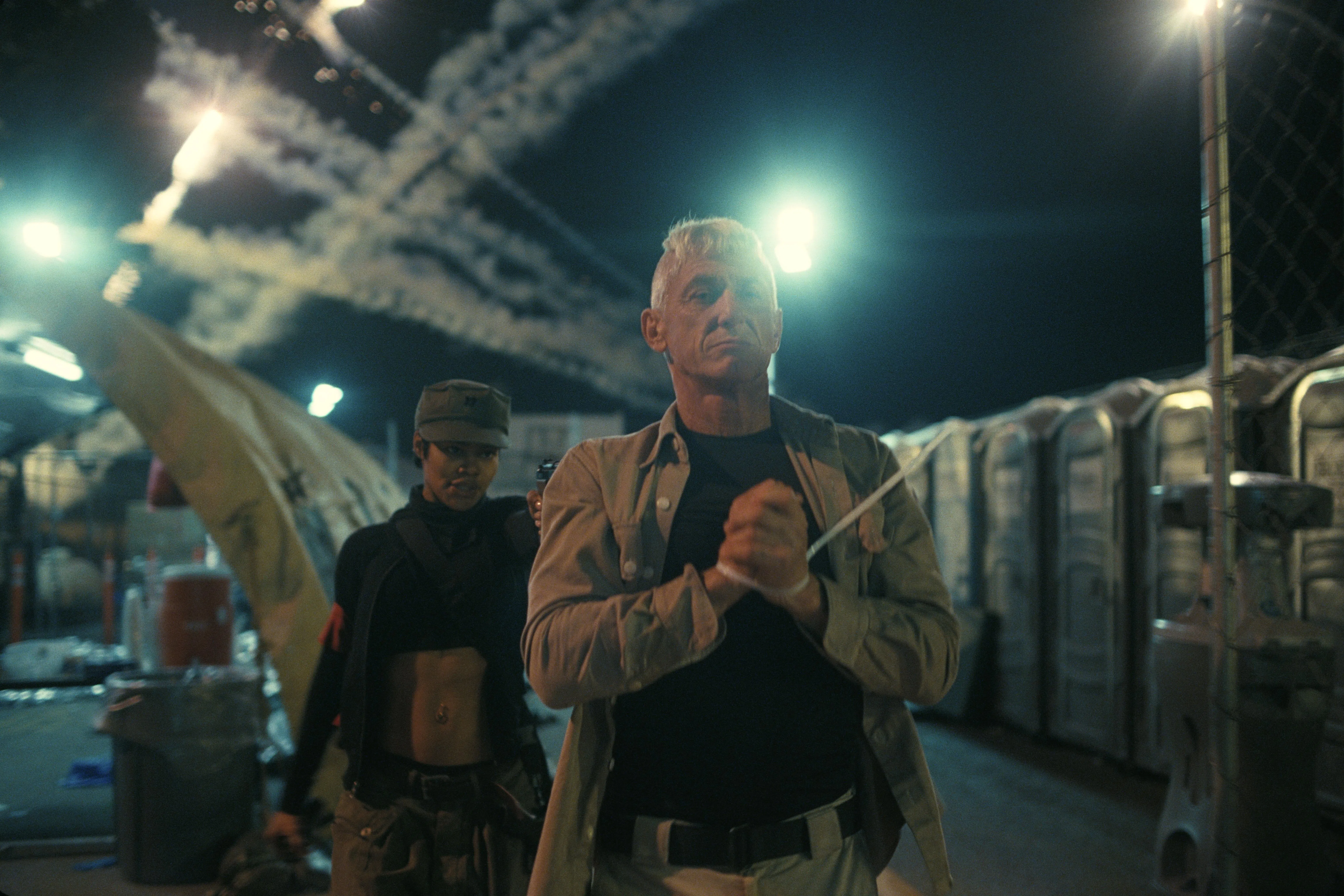 Sean Penn（前）的角色虽然有种族歧视，却迷恋Teyana Taylor（后）扮演的黑人革命分子。（华纳兄弟提供）