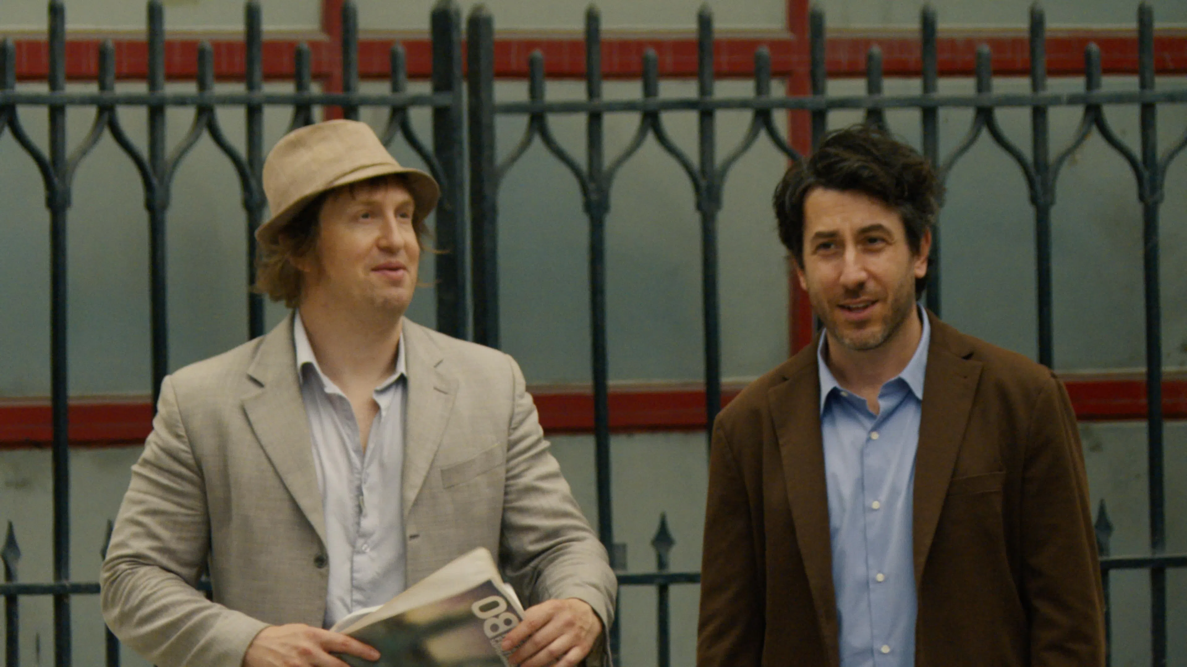 Matt Johnson（左）和Jay McCarrol在《尼瓦那乐队秀：电影版》上演一段“老友鬼鬼”的默契与荒诞。（邵氏机构提供）